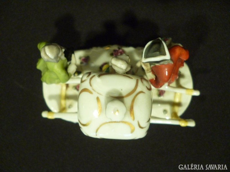 5074 Antik mini porcelán főúri jelenet talapzaton