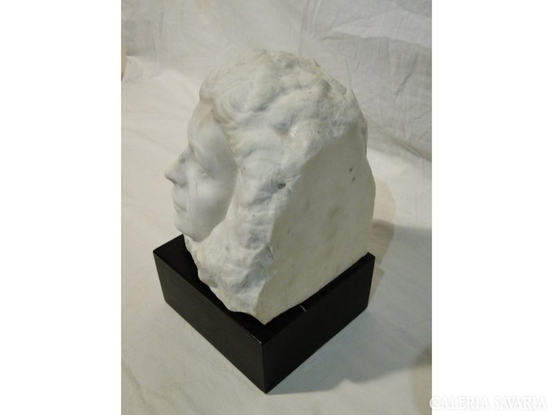 3874 Kristóf Lajos női arc márvány szobor
