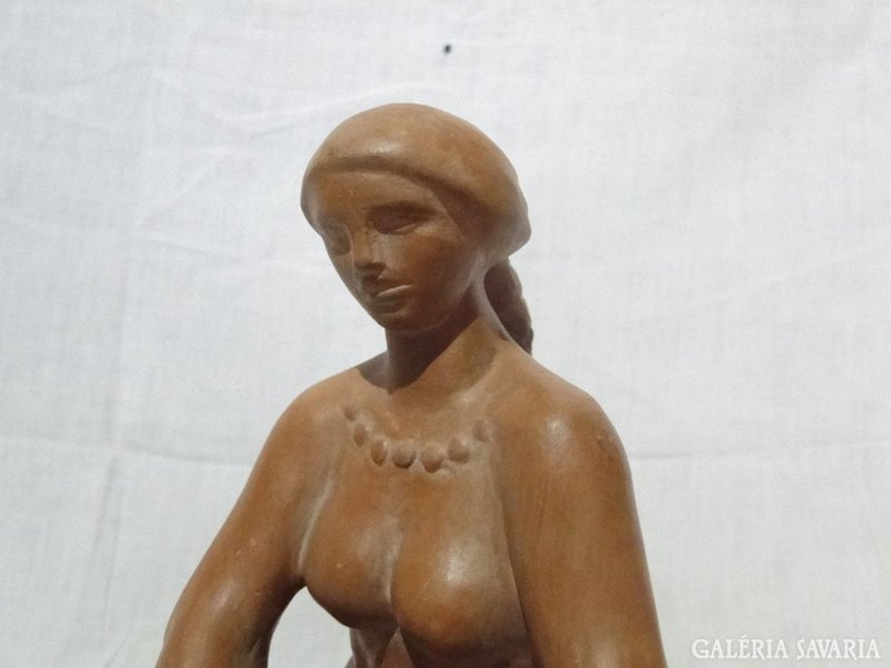 6033 Somogyi Árpád citerázó nő terrakotta szobor