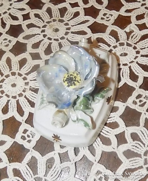Porcelán virág