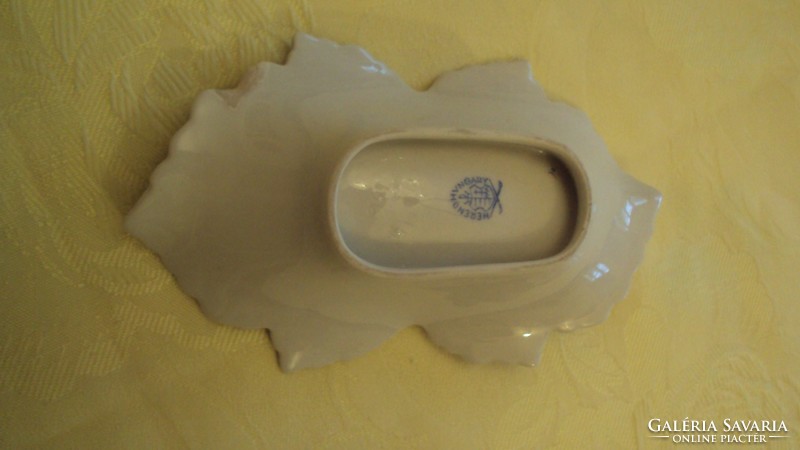 HERENDI Viktória mintás, "petrezselyemlevél" alakú, két lepkés,porcelán hamutál.