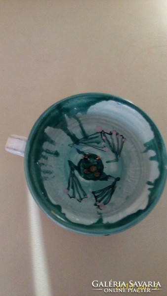 Egyedi békás kerámia csésze, belsejében egy 3 D-s béka készül ugrani, átmérője 11 cm, 7 cm magas