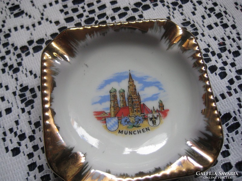 Müncheni emlék porcelán ,  arany szegélyes  dísz tálka   8 cm ,