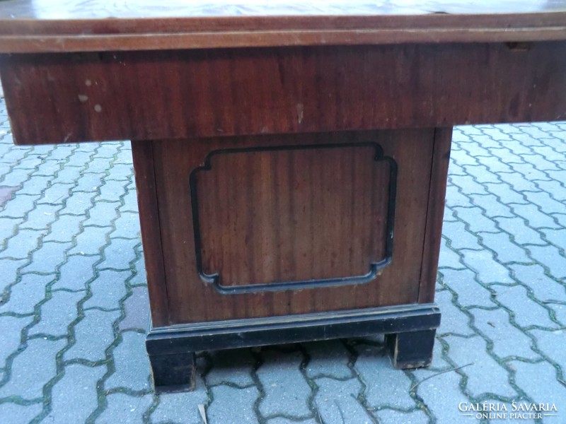 A large mirrored cupboard with a mirrored mirror is about 180x67x180