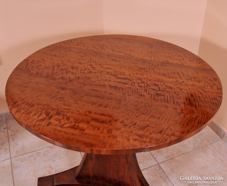 Biedermeier coffee table with tilting top, 1820 k.