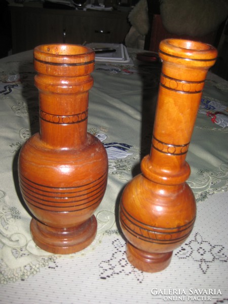 Esztergált fa vázák  ,szilfából  23 és 24 cm a 60 as évekből