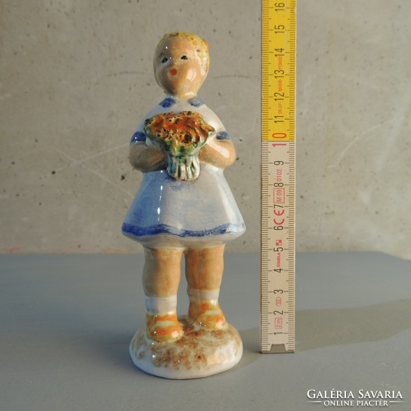 Kislány virágcsokorral mázas kerámia figura