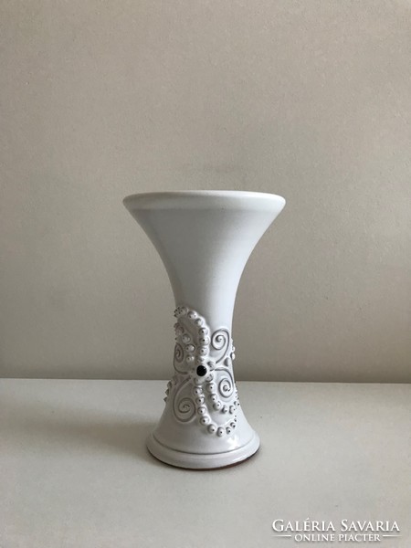 Fehér színű kerámia váza 16 cm
