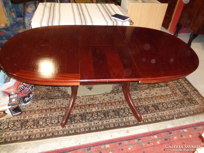 Extendable mahogany table made of solid wood