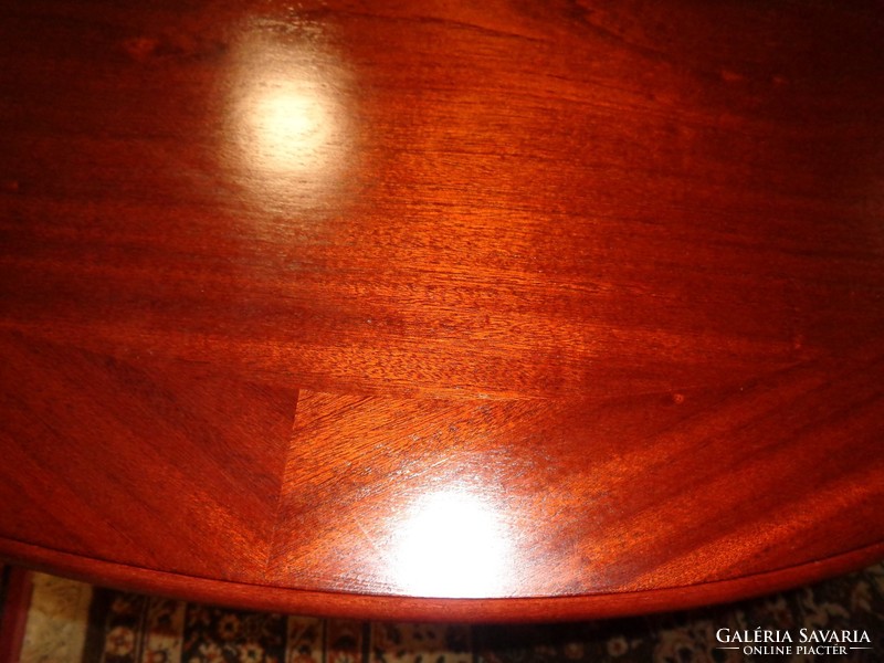 Bővíthető mahagóni asztal tömör fából
