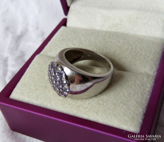 A very attractive silver ring with amethyst purple cyrochia