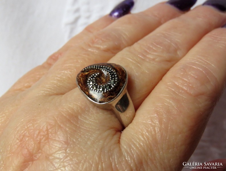 Gyönyörű, modern, markazitokkal ékesített ezüst gyűrű - EU 61