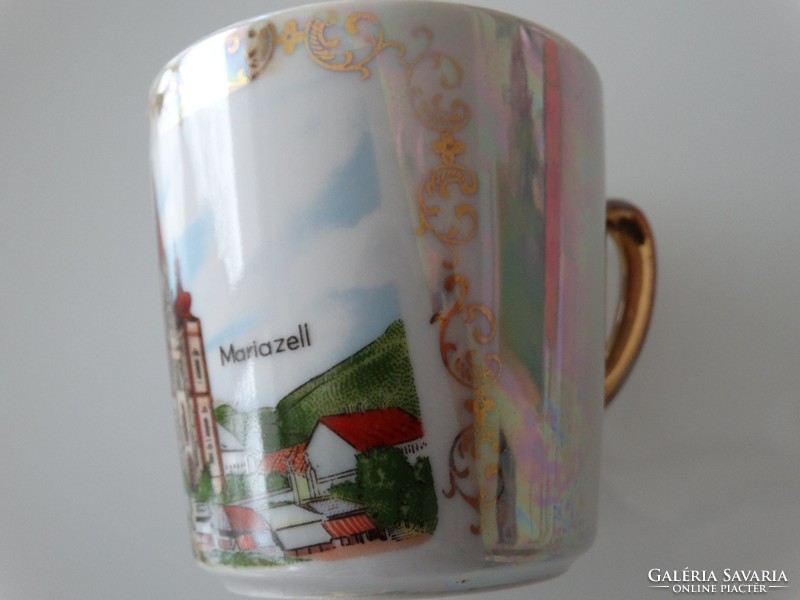 Porcelán emlékcsésze Mariazellből irizáló zománccal