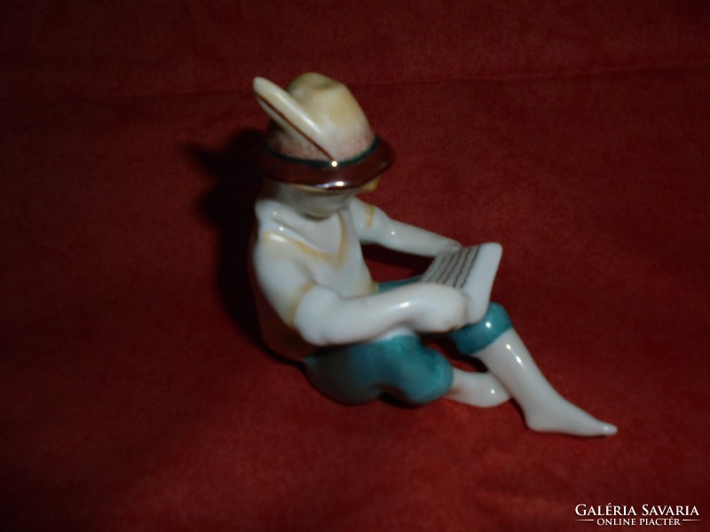 Hollóházi porcelán olvasó fiú figura