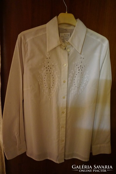 Hevesi tradícionális fehér hímzett és riselt hosszú újjú női blúz eladó.