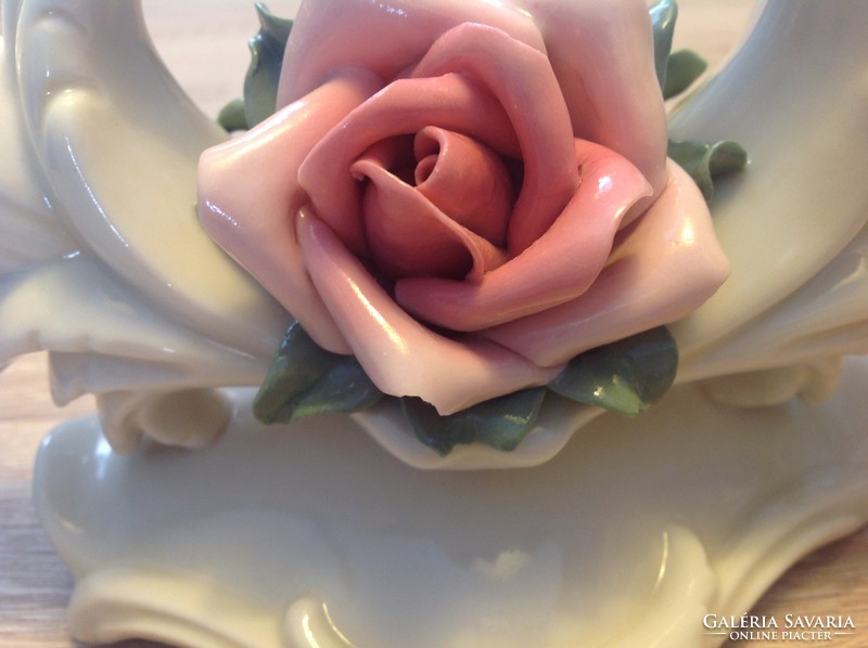 Ens kétkarú rózsás porcelán gyertyatartó