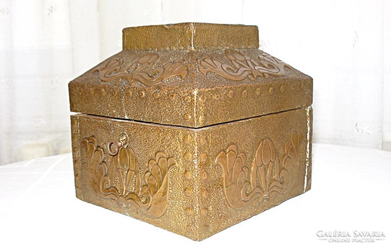 Antik, szecessziós, kalapált bronz burkolatú, fa ékszertartó doboz