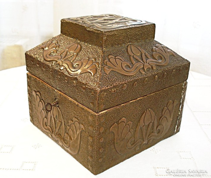 Antik, szecessziós, kalapált bronz burkolatú, fa ékszertartó doboz