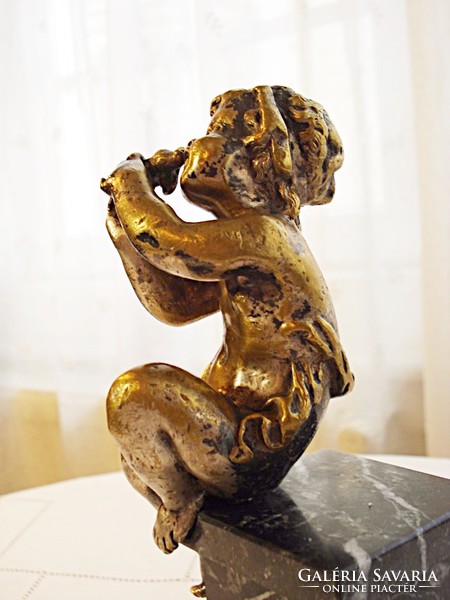 Antik bronz szobor, üldögélő puttó, angyalka kis madárral