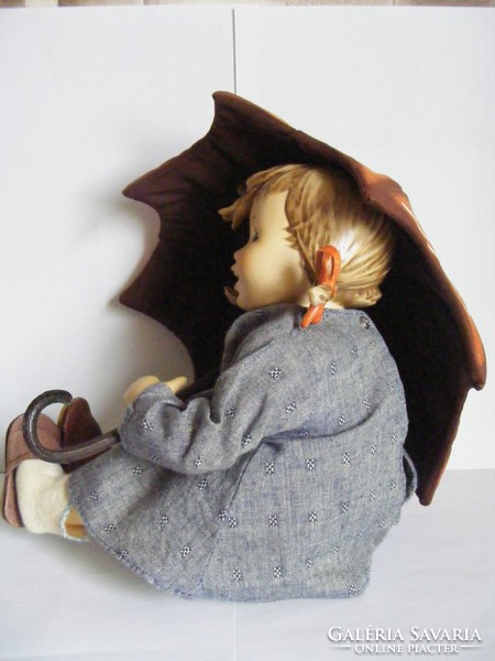 Hummel porcelán baba Esernyős lány ülve 20cm magas