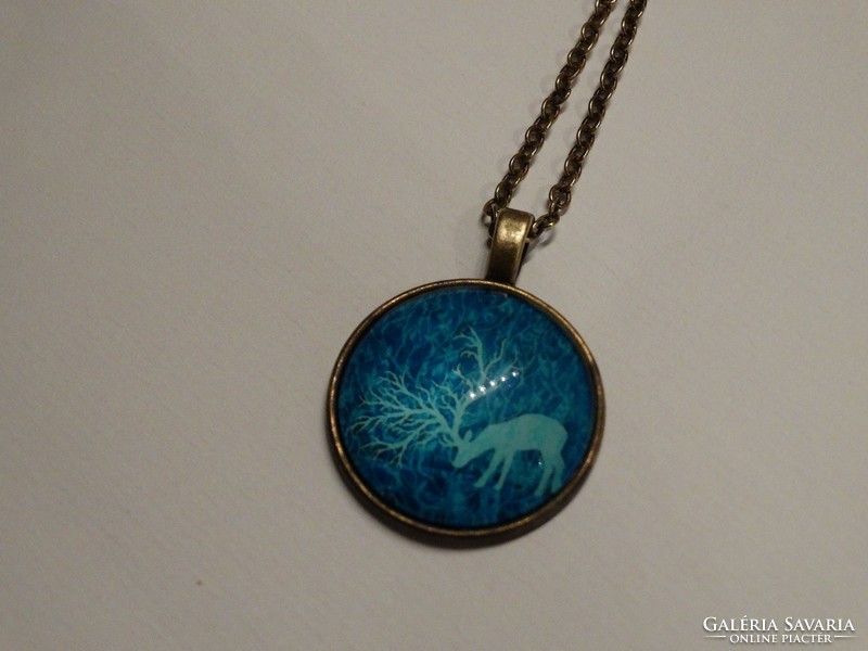 Deer pendant with convex glass plate, 57 cm long chain