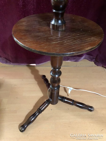 Állólámpa fából,kis asztalka résszel
