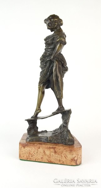 0Q259 Nő a patak felett Parenta bronz szobor 40 cm