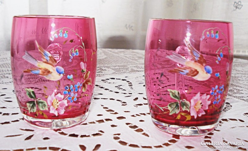 Szecessziós zománc festett, rózsaszínű üveg kis korsók