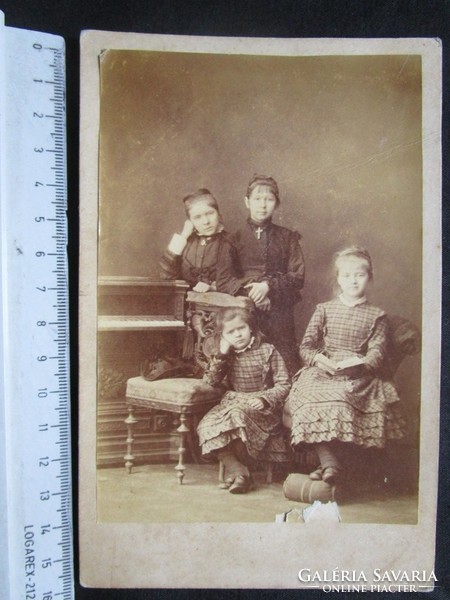 FOTÓ FOTÓGRÁFIA FÉNYKÉP MŰTERMI JELZETT KEMÉNYHÁTÚ GYERMEK KISLÁNY LÁNY CSOPORT KÉP cca. 1890