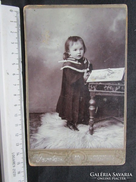 FOTÓ FOTÓGRÁFIA FÉNYKÉP MŰTERMI JELZETT KEMÉNYHÁTÚ GYERMEK KISLÁNY LÁNY KÉPMÁS cca. 1890