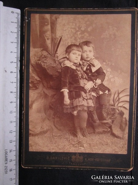 FOTÓ FOTÓGRÁFIA FÉNYKÉP MŰTERMI JELZETT ELŐKELŐ GYERMEK TESTVÉR PÁR CSOPORT KÉP TEMESVÁR cca 1890