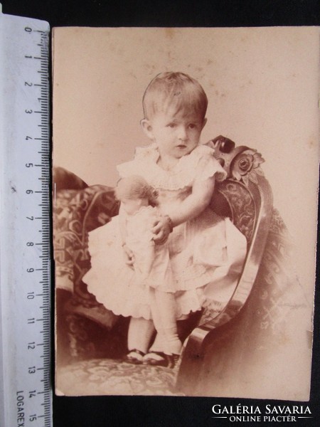 FOTÓ FOTÓGRÁFIA FÉNYKÉP MŰTERMI JELZETT ELŐKELŐ GYERMEK KISLÁNY LÁNY KÉP cca 1890