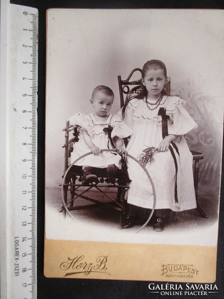 FOTÓ FOTÓGRÁFIA FÉNYKÉP MŰTERMI JELZETT KEMÉNYHÁTÚ GYERMEK LÁNY TESTVÉR PÁR KÉP BUDAPESTcca. 1890