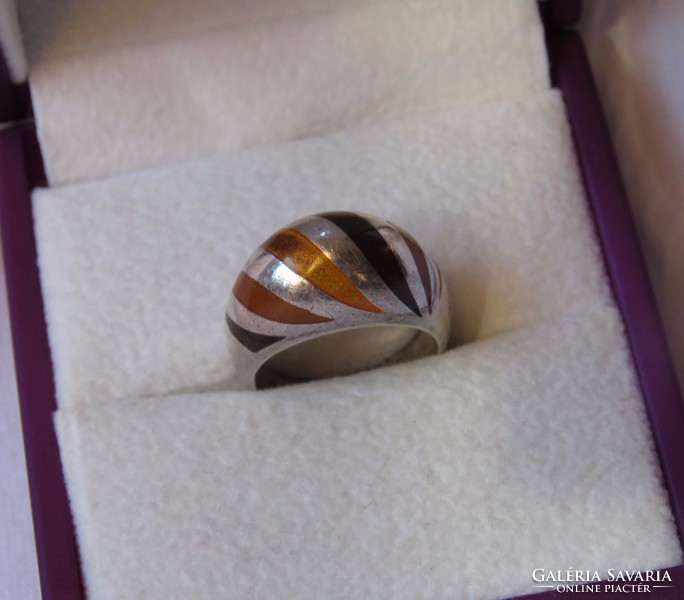 Különleges, kézműves ezüst gyűrű borostyánnal