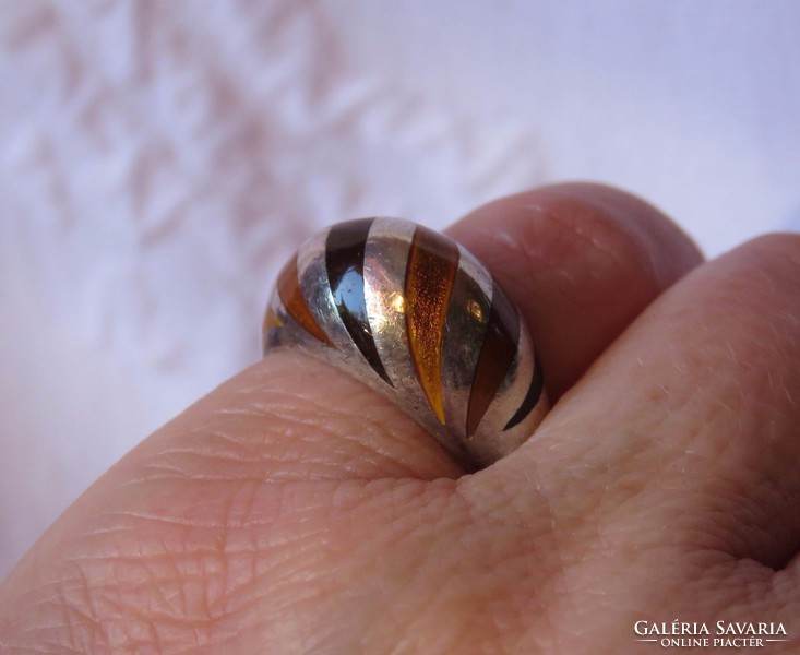 Különleges, kézműves ezüst gyűrű borostyánnal