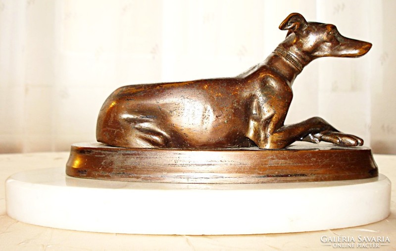 Agár kutyát ábrázoló, régi bronz kisplasztika 