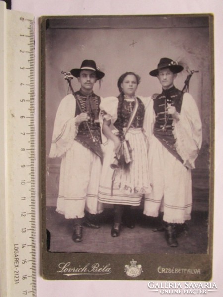 FOTÓ FOTÓGRÁFIA FÉNYKÉP MŰTERMI JELZETT KEMÉNYHÁTÚ NÉPVISELET CSOPORTKÉP KÉP ERZSÉBETFALVA cca.1890