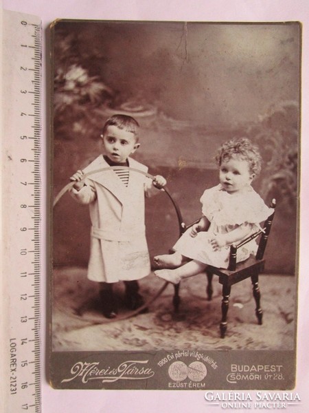 FOTÓ FOTÓGRÁFIA FÉNYKÉP MŰTERMI JELZETT KEMÉNYHÁTÚ GYERMEK TESTVÉR PÁR KÉP cca.1890