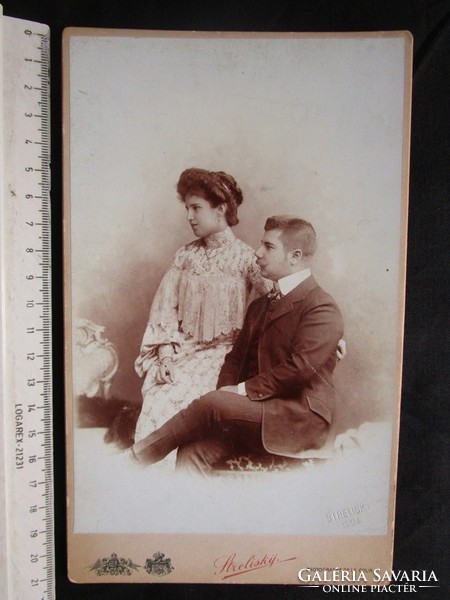 FOTÓ FOTÓGRÁFIA FÉNYKÉP KEMÉNYHÁTÚ ELÖKELŐ PÁR  FÉRFI + HÖLGY KÉP BUDAPEST cca 1900