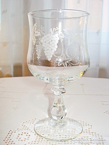 Csiszolt, jubileumi boros pohár (60 év) szőlő díszítéssel
