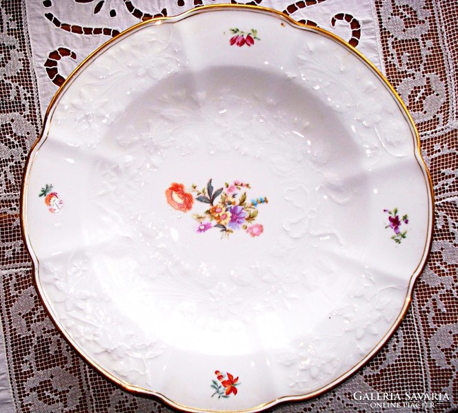 Antik, domború mintás és festett virágokkal díszített mély tányérok / 2 db /