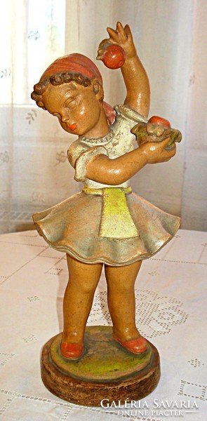 Gondos: almaszedő kislány (az 1940-es évekből) M =28 cm