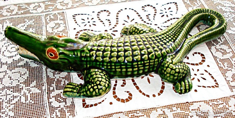Régi, nagy méretű kerámia krokodil