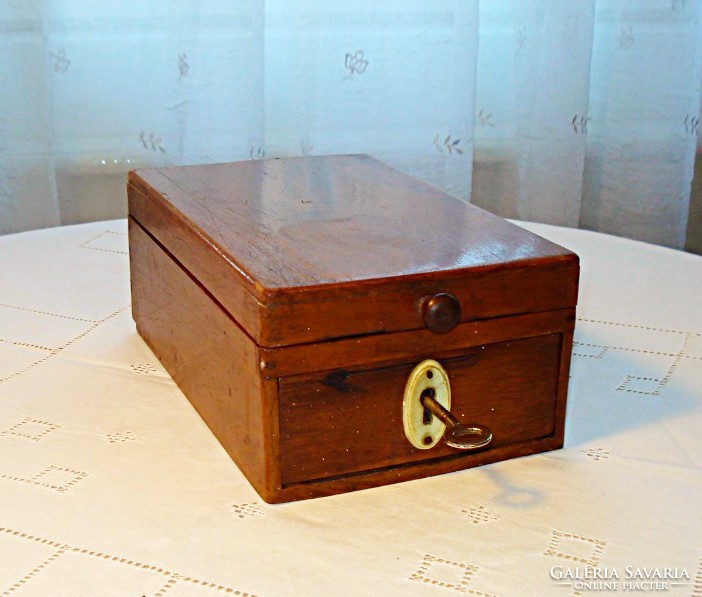 Antik,  fa, tükrös, zárható fiókos borotválkozó doboz