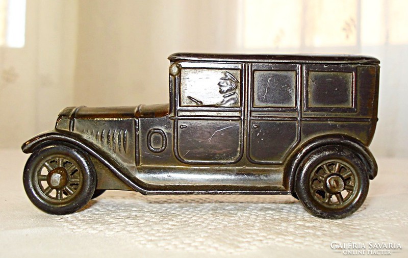 Antik, ritka, ónból készült automobil alakú persely a XIX. század végéről