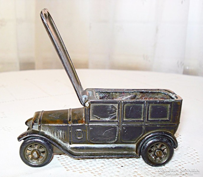 Antik, ritka, ónból készült automobil alakú persely a XIX. század végéről