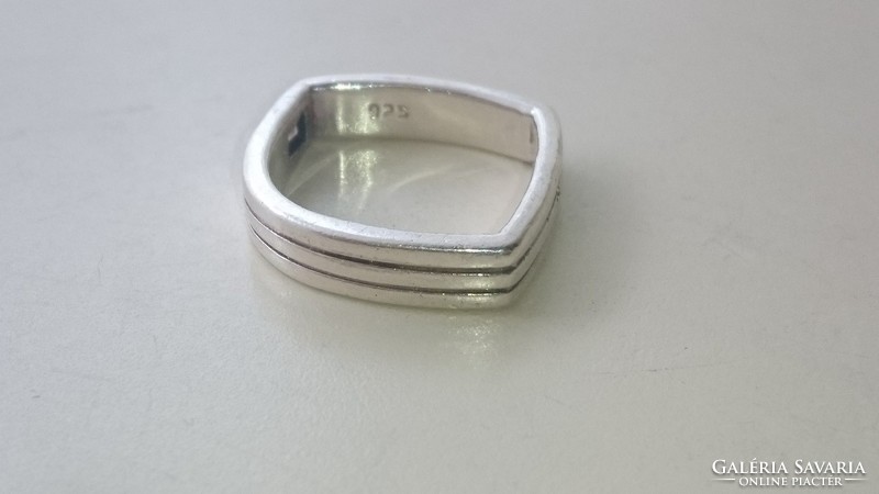 Ezüst különleges formájú gyűrű ametiszt színű kővel 925 