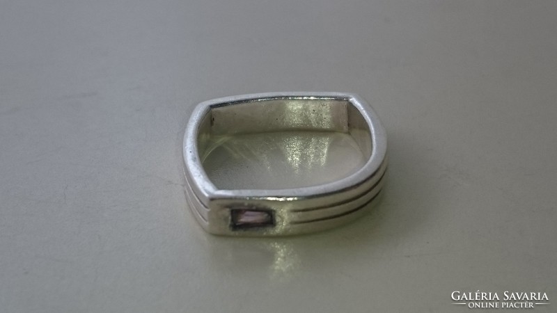 Ezüst különleges formájú gyűrű ametiszt színű kővel 925 