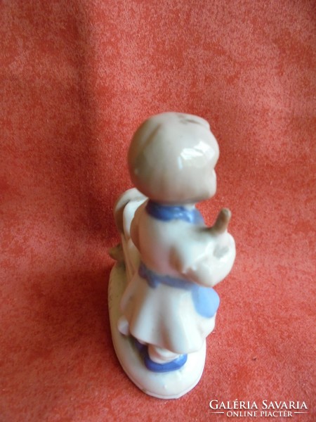 Német porcelán kislány figura bölcsővel