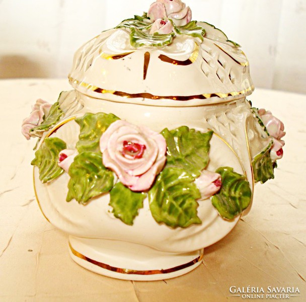 Áttört porcelán bonbonier, plasztikus  rózsa díszítéssel